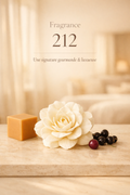 212 est une bougie parfumée artisanale à la signature gourmande et raffinée. Une création élégante, chaleureuse et luxueuse pour sublimer votre intérieur.