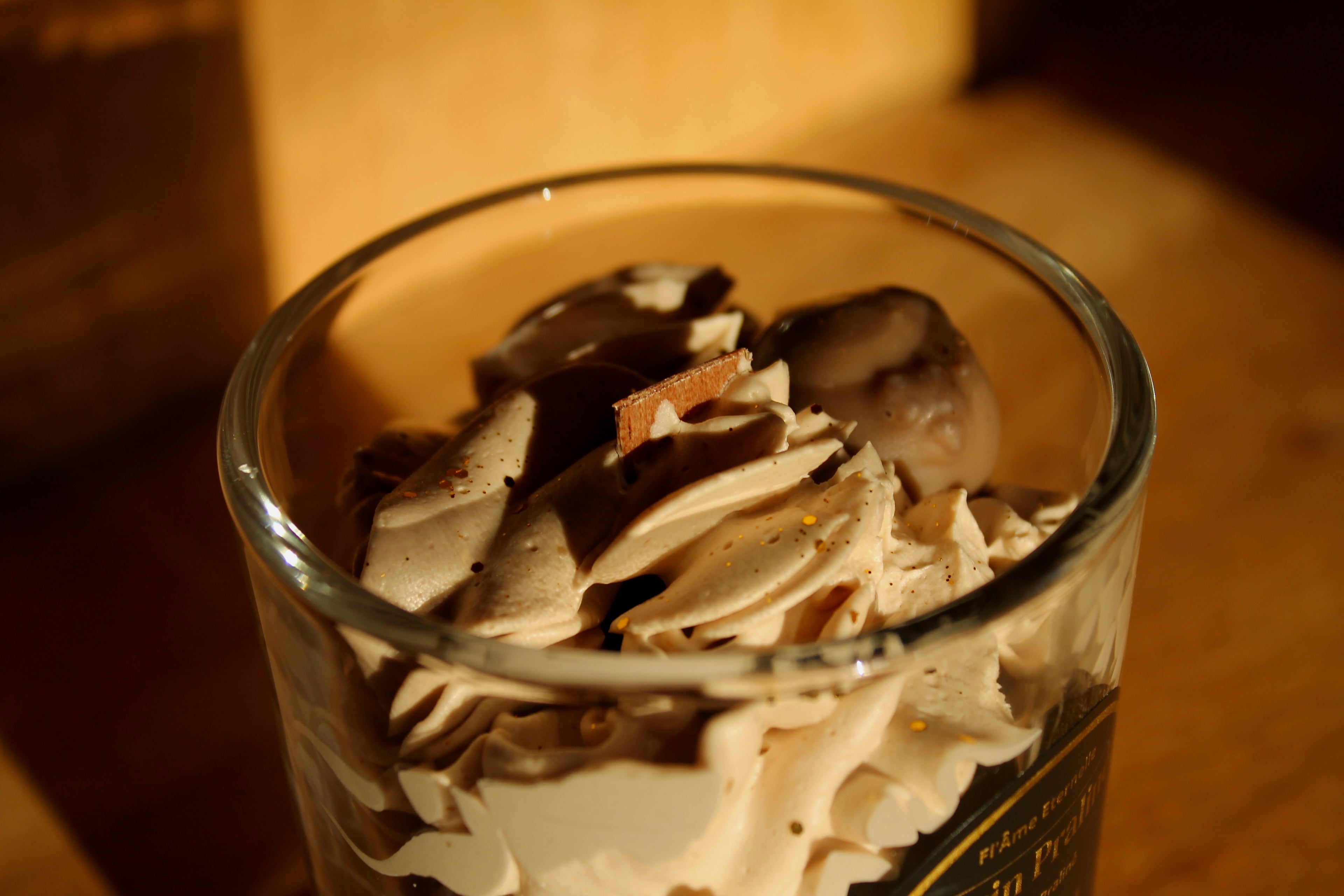 Bougie gourmande en cire végétale avec effet chantilly et chocolat dans verre, création artisanale Fl’âme Éternelle