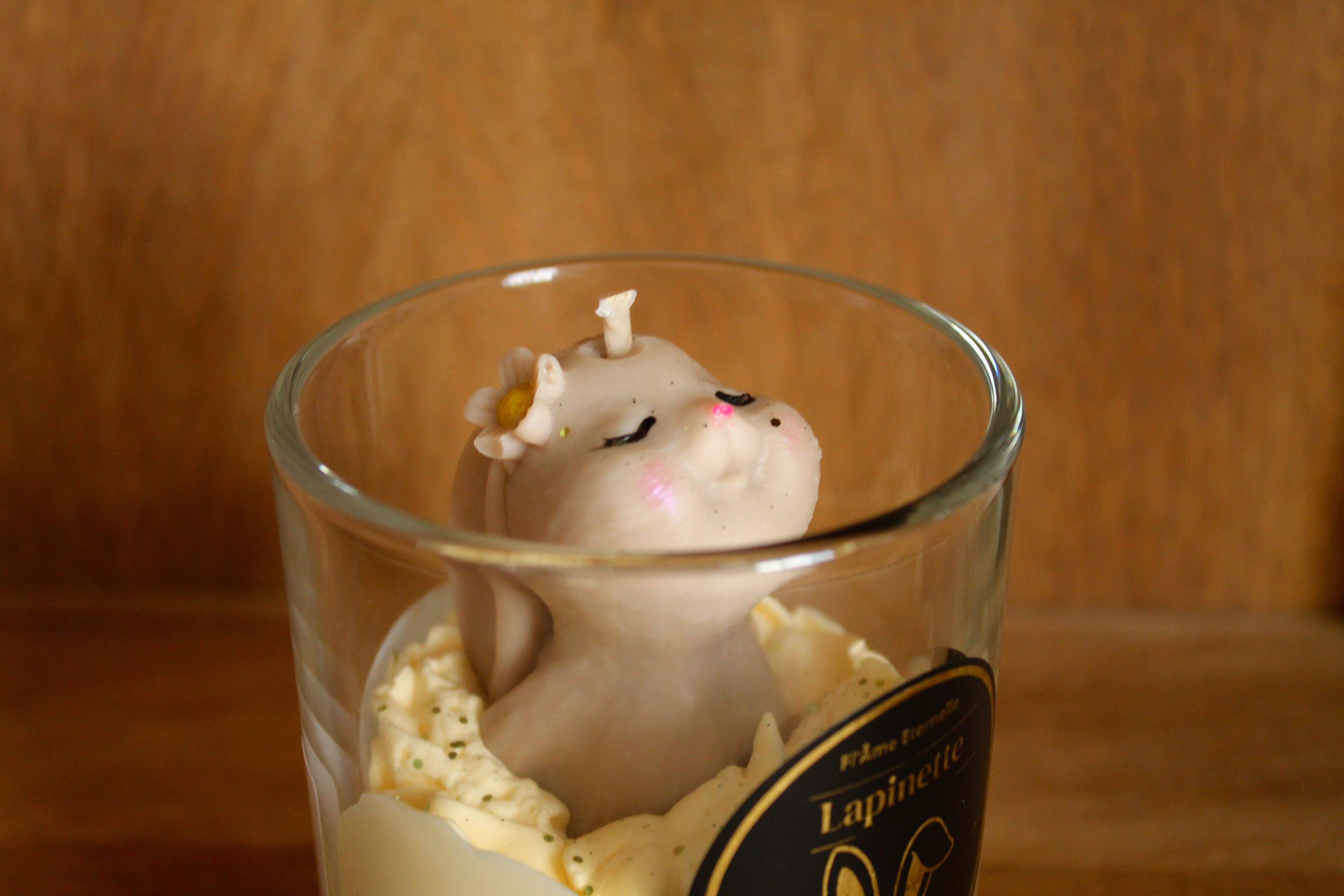 Bougie lapin gourmande en cire végétale dans verre avec effet chantilly, création artisanale Fl’âme Éternelle