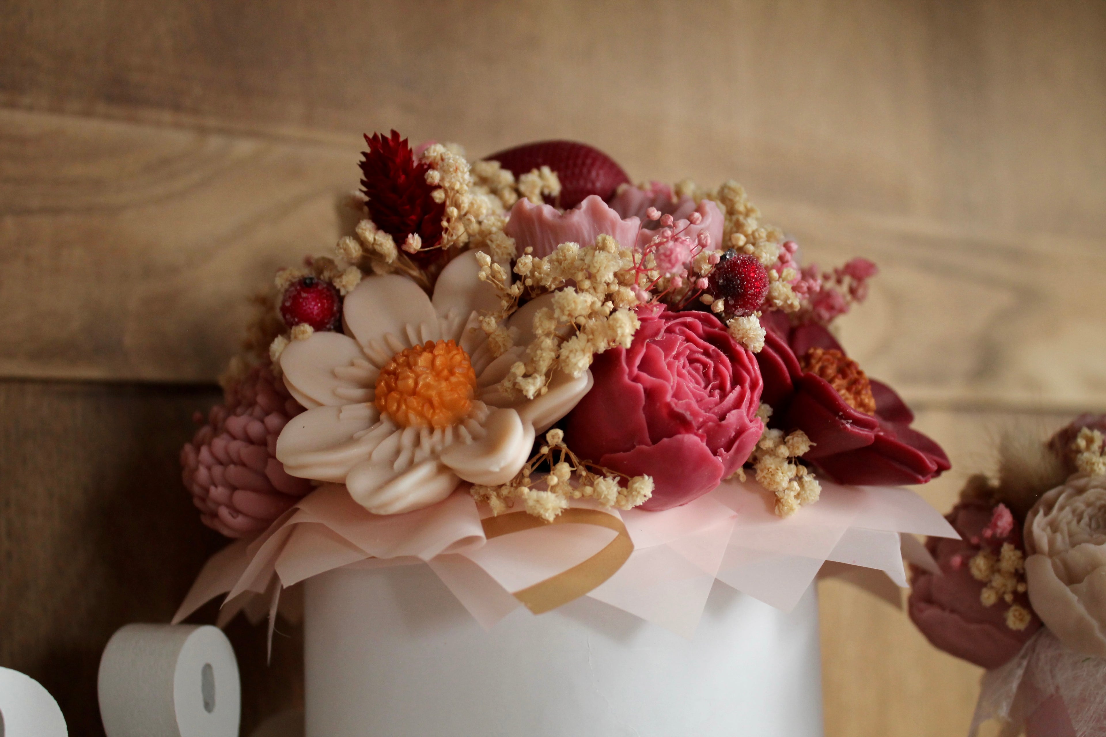 Gros plan sur les pétales en cire sculptés à la main. Une finition délicate et réaliste qui transforme chaque bouquet en pièce décorative unique.