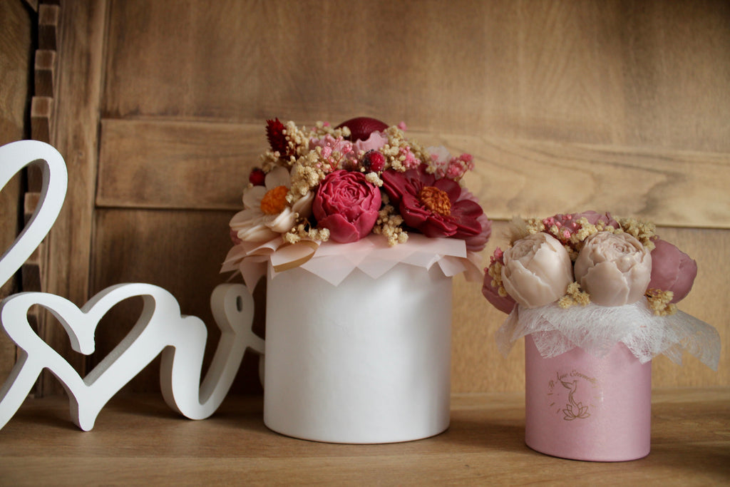 Ensemble de bouquets de bougies décoratives, parfaits pour un événement, un mariage, un anniversaire ou une décoration intérieure romantique. Chaque composition est réalisée à la main avec soin.