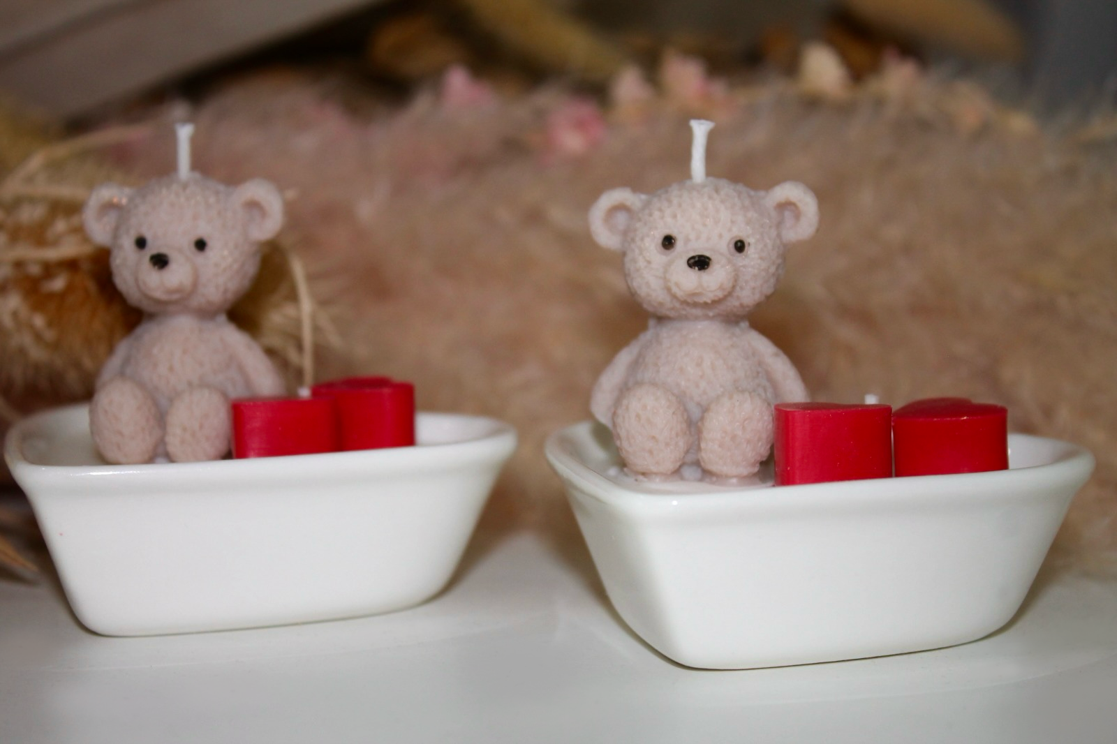 Bougies ourson parfumées en cire végétale dans coupelles avec fondants rouges, création artisanale Fl’âme Éternelle