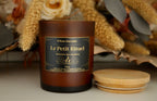 Bougie artisanale Le Petit Rituel de Fl’âme Éternelle en cire de soja, parfum de Grasse, pot ambré avec couvercle en bois