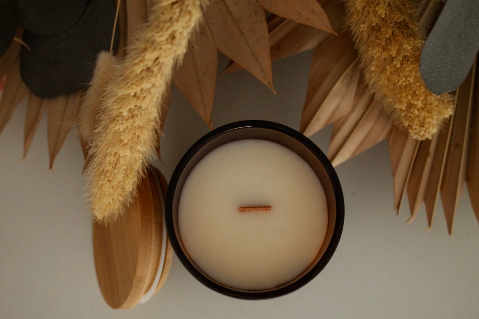 Vue du dessus d’une bougie artisanale en cire de soja avec mèche en bois, Fl’âme Éternelle