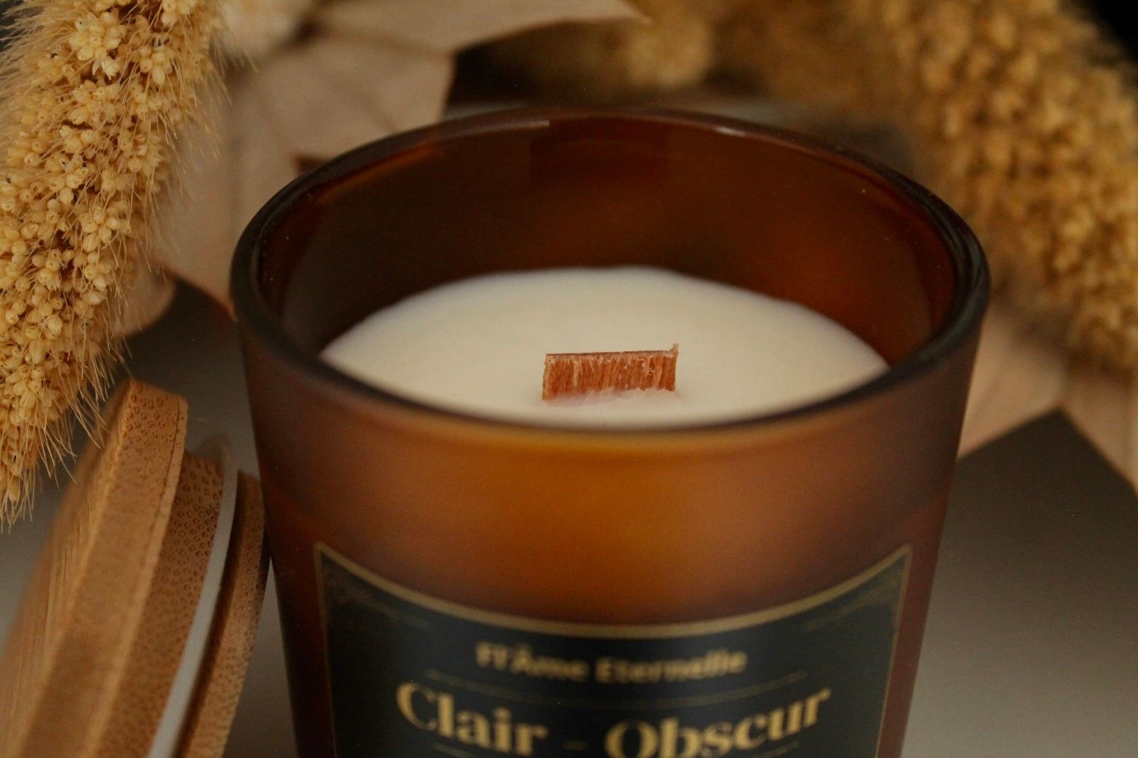 Gros plan sur bougie artisanale Clair – Obscur en cire de soja avec mèche en bois, fabrication artisanale