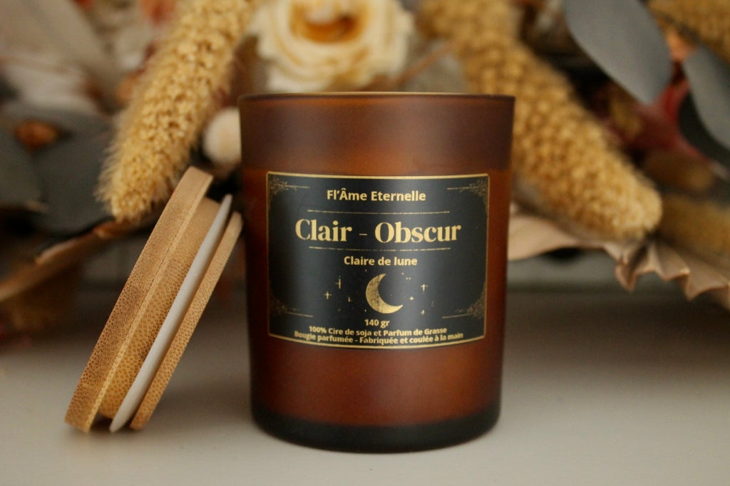 Bougie artisanale Clair – Obscur Claire de lune de Fl’âme Éternelle en cire de soja, parfum de Grasse, pot ambré avec couvercle en bois