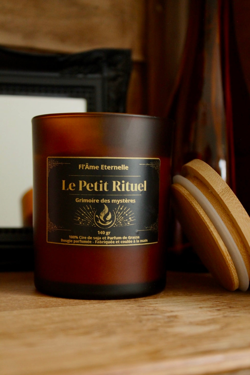 Bougie parfumée Le Petit Rituel Fl’âme Éternelle en cire de soja, parfum de Grasse, pot ambré 140 g, fabrication artisanale
