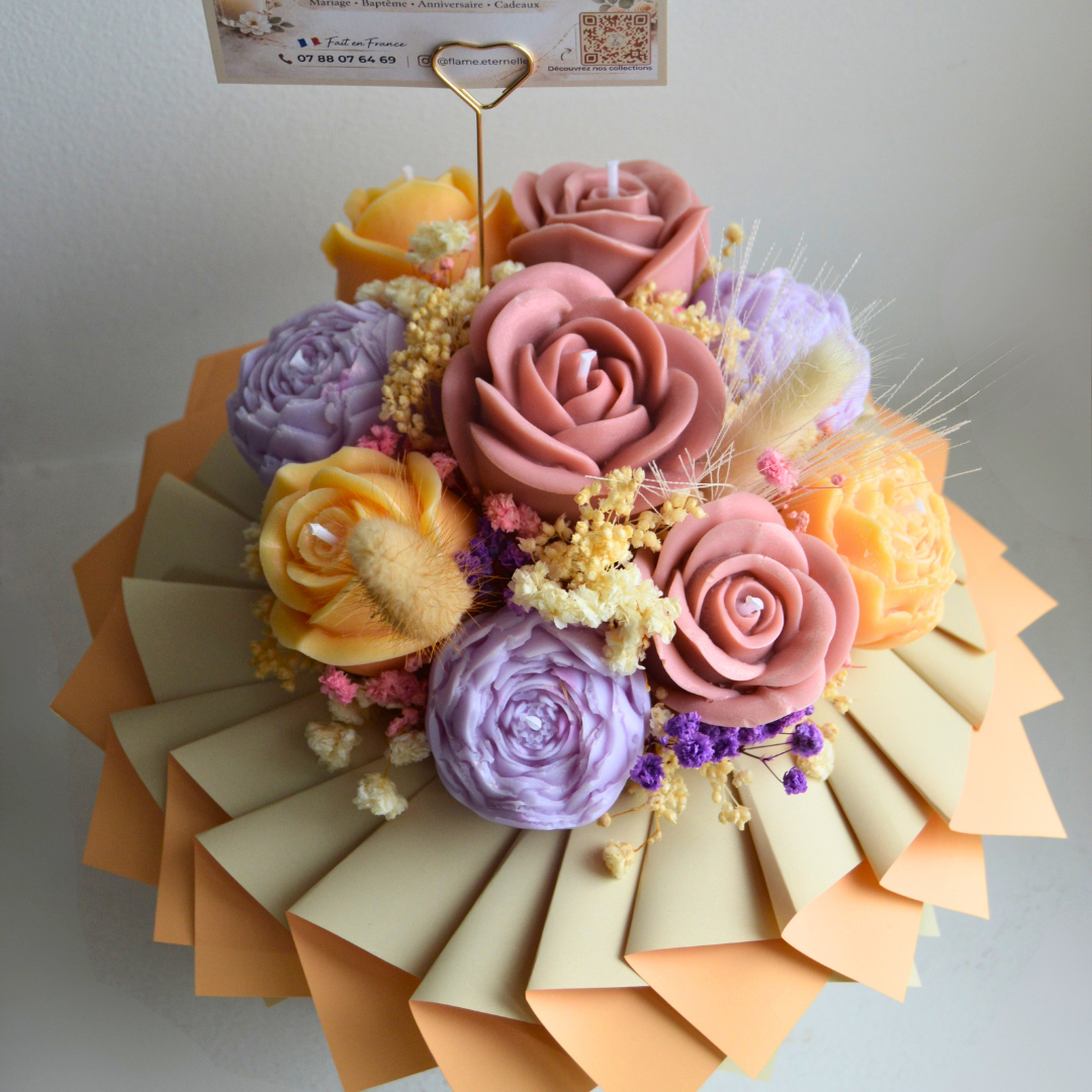 Bouquet parfumé coloré Fl’Âme Éternelle avec fleurs artisanales en cire végétale, roses poudrées, fleurs violettes et touches jaunes