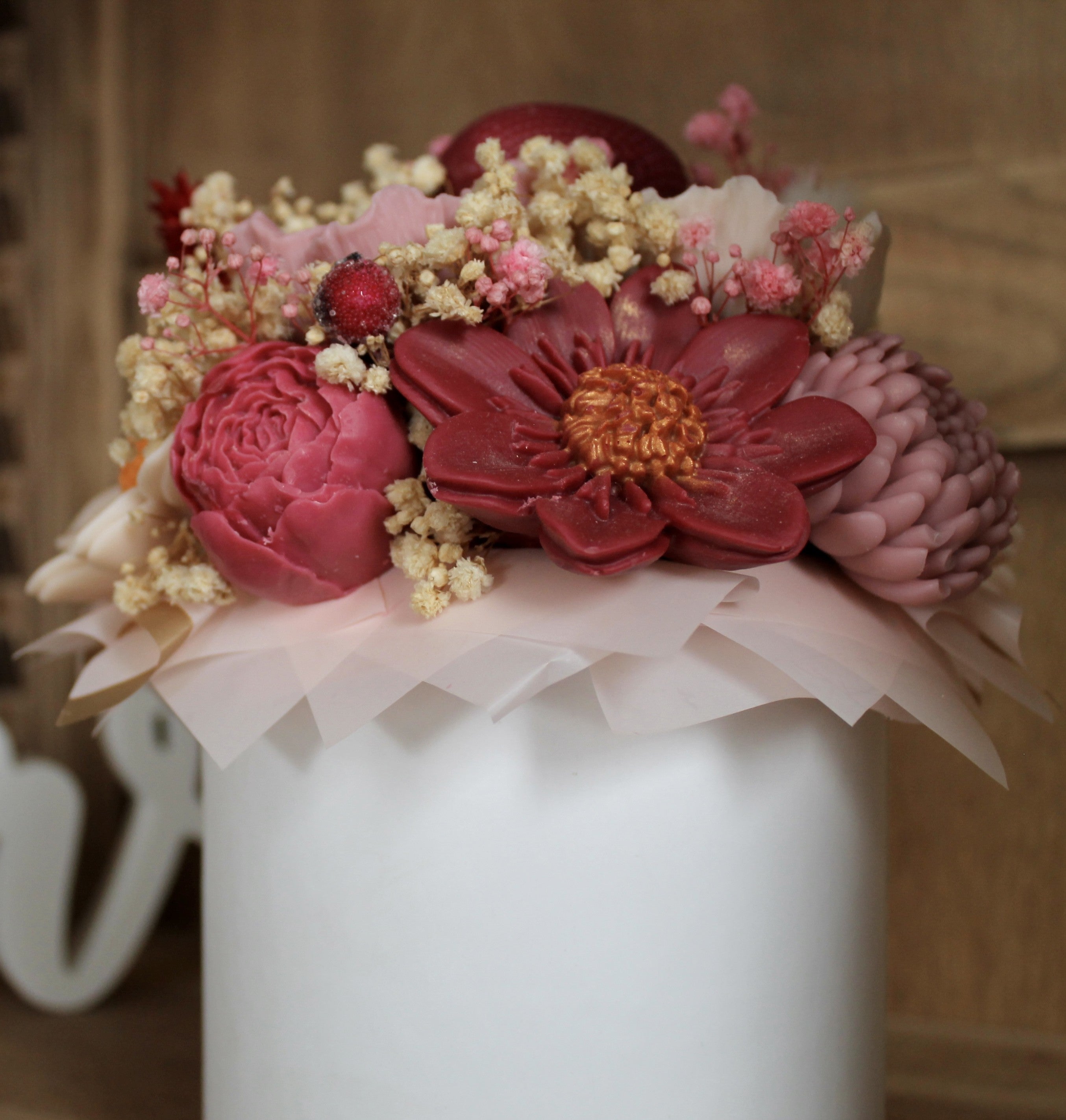 Bouquet parfumé en cire végétale Fl’Âme Éternelle avec fleurs artisanales roses et rouges dans un pot blanc
