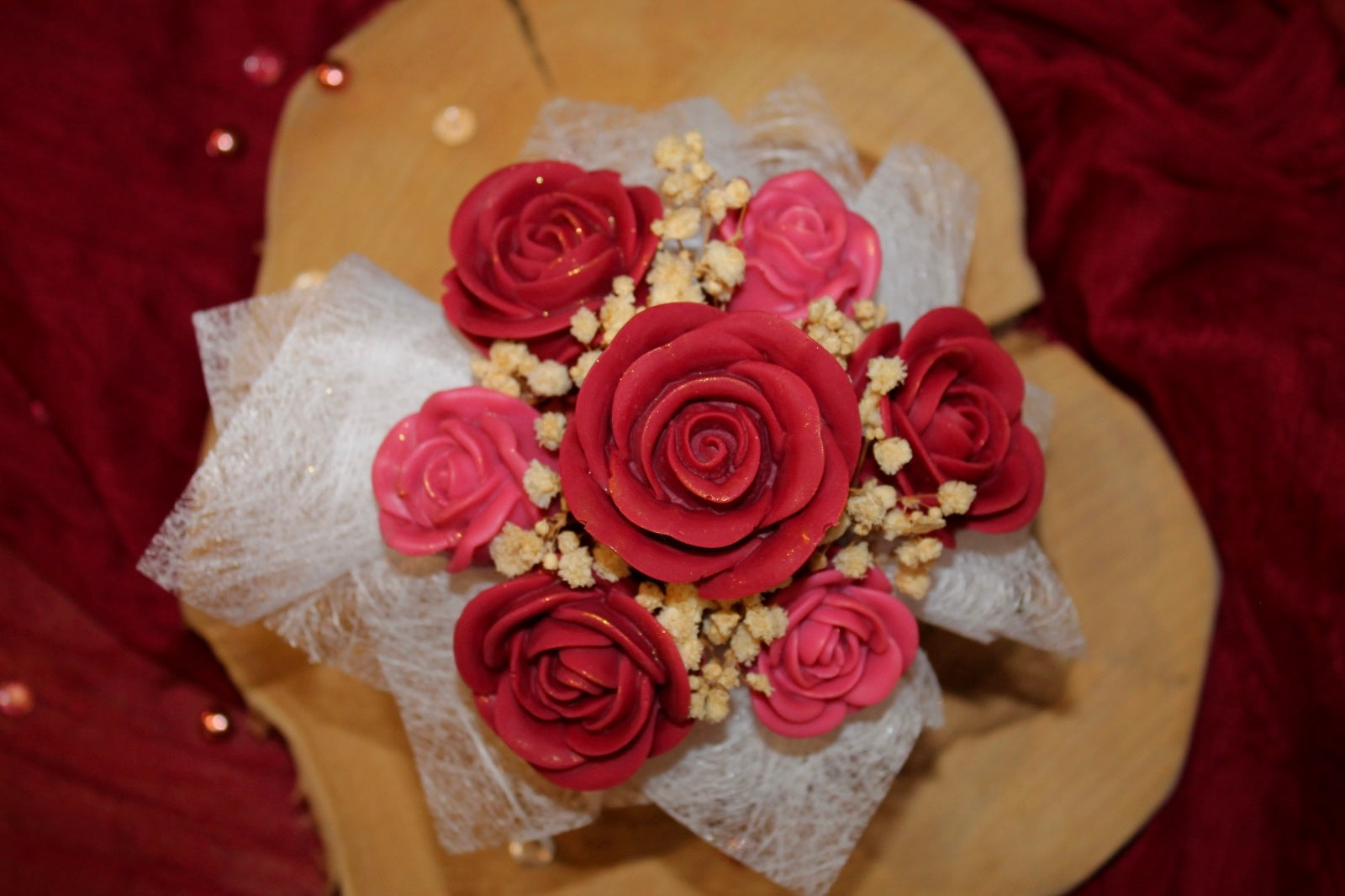 Vue du dessus d’un bouquet de roses en cire artisanales, composition florale décorative et durable