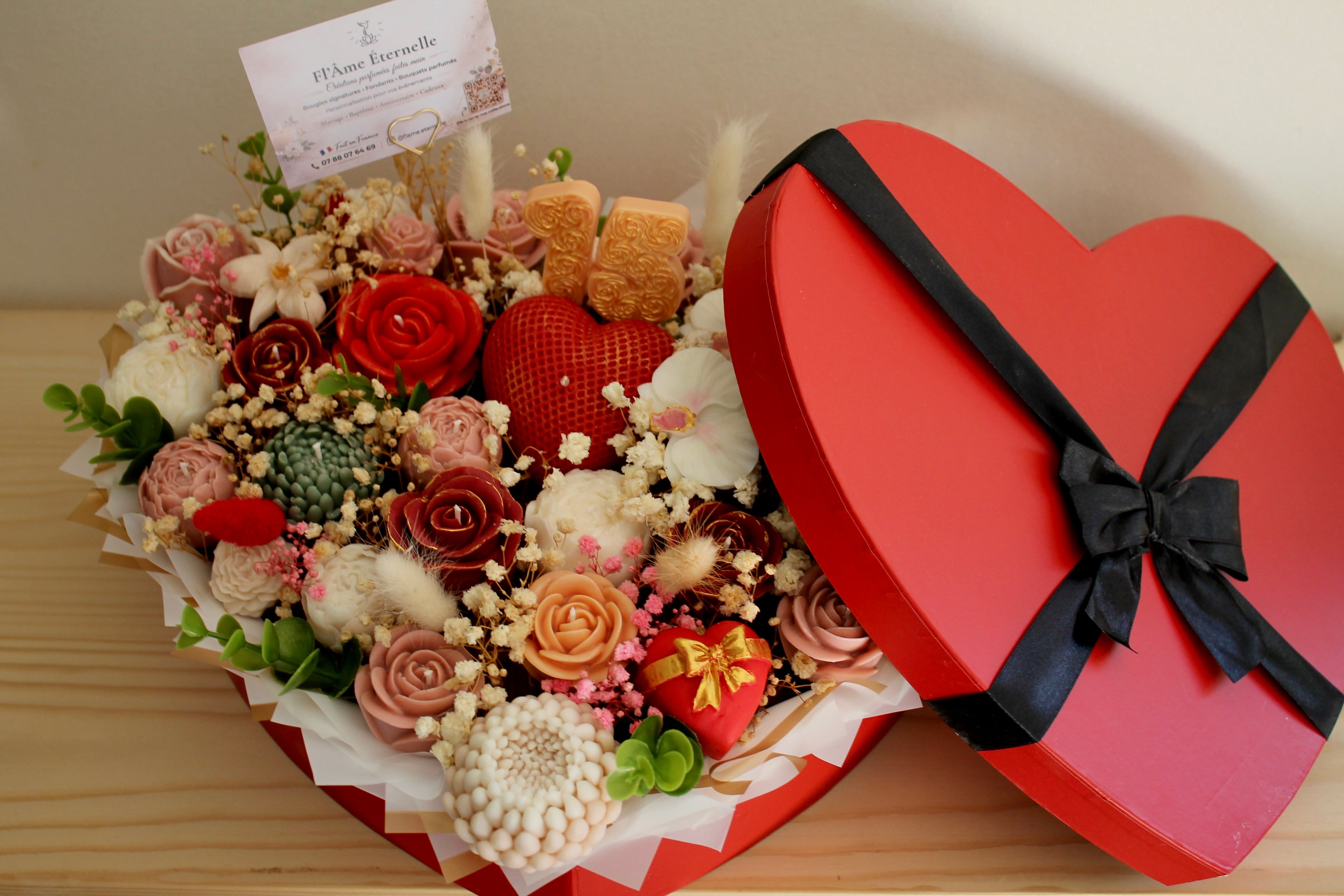 Coffret cœur rouge avec bouquet parfumé en cire végétale, fleurs en cire artisanales et fondants décoratifs Fl’Âme Éternelle