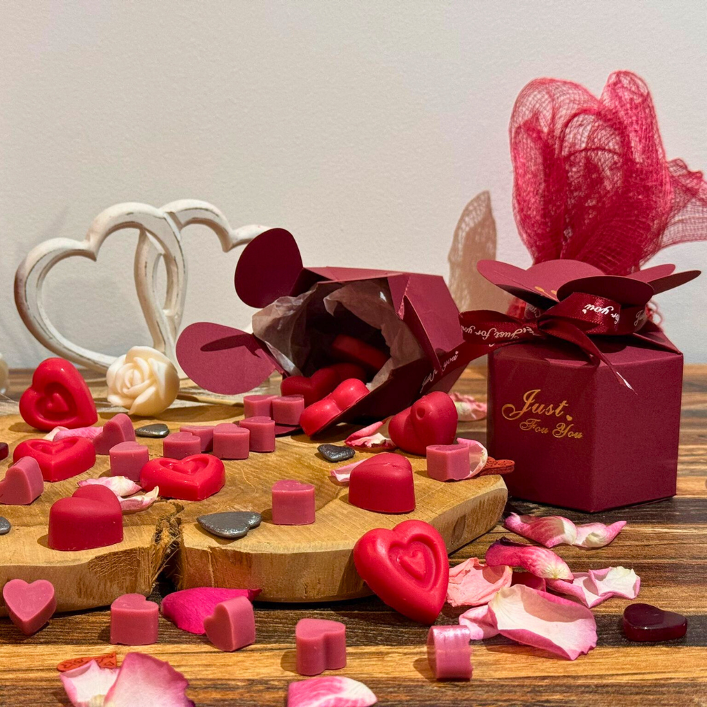 Fondants parfumés en forme de cœur disposés sur un plateau en bois, coffret cadeau romantique prêt à offrir