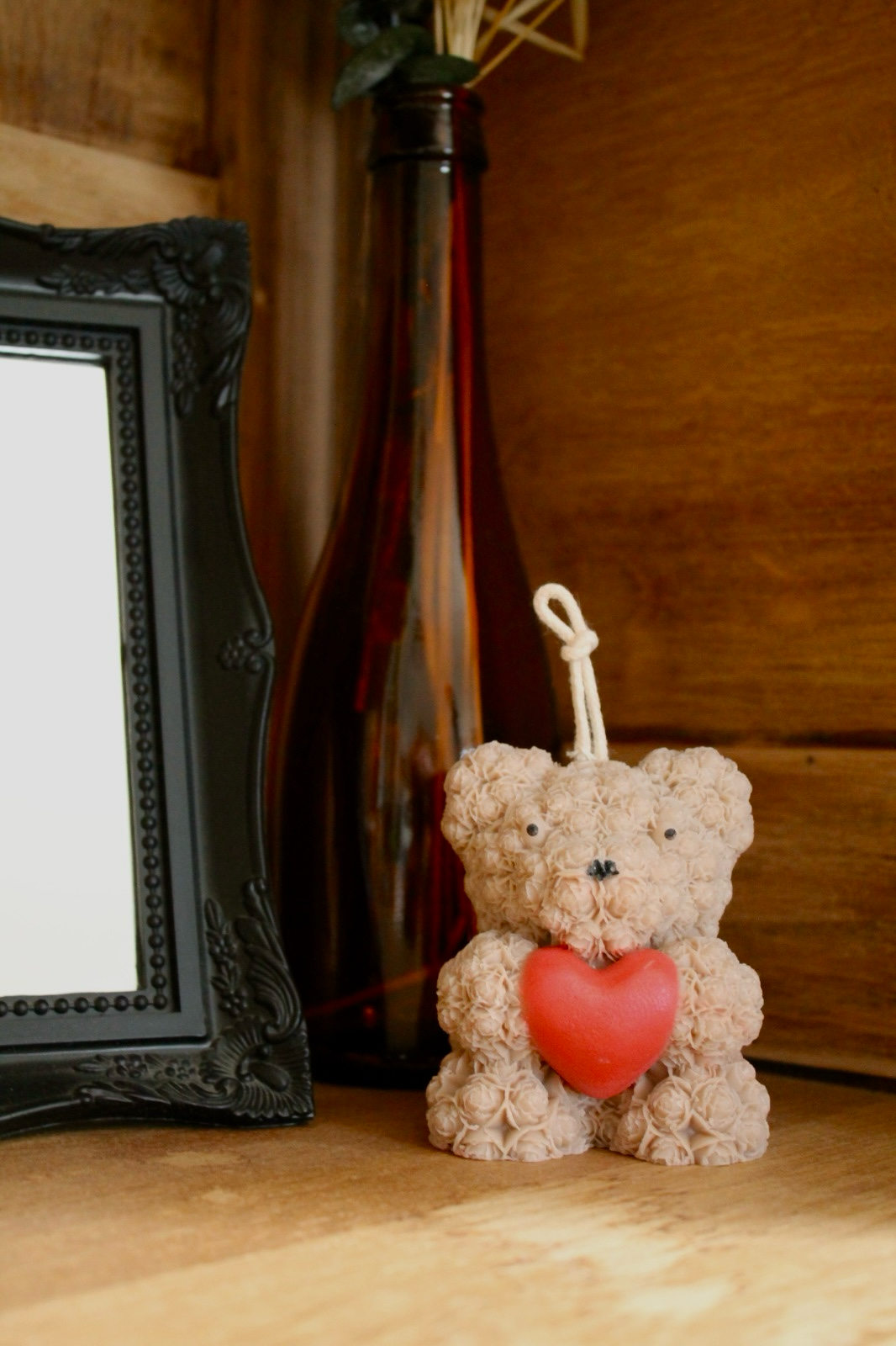 Petit ours en cire artisanale tenant un cœur rouge, création faite main, idée cadeau romantique