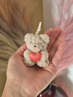 Ours en cire artisanale beige avec cœur rouge tenu dans la main, petit format, création faite main