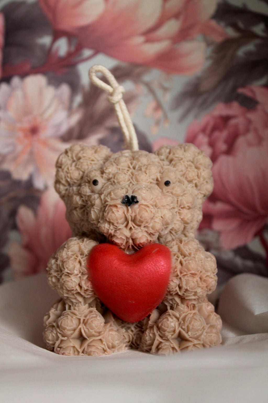 Ours en cire artisanale beige avec cœur rouge, création décorative et symbolique