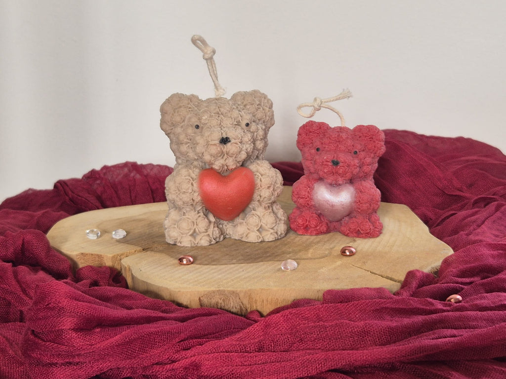 Deux ours en cire artisanales beige et rouge avec cœur, duo décoratif et idée cadeau romantique