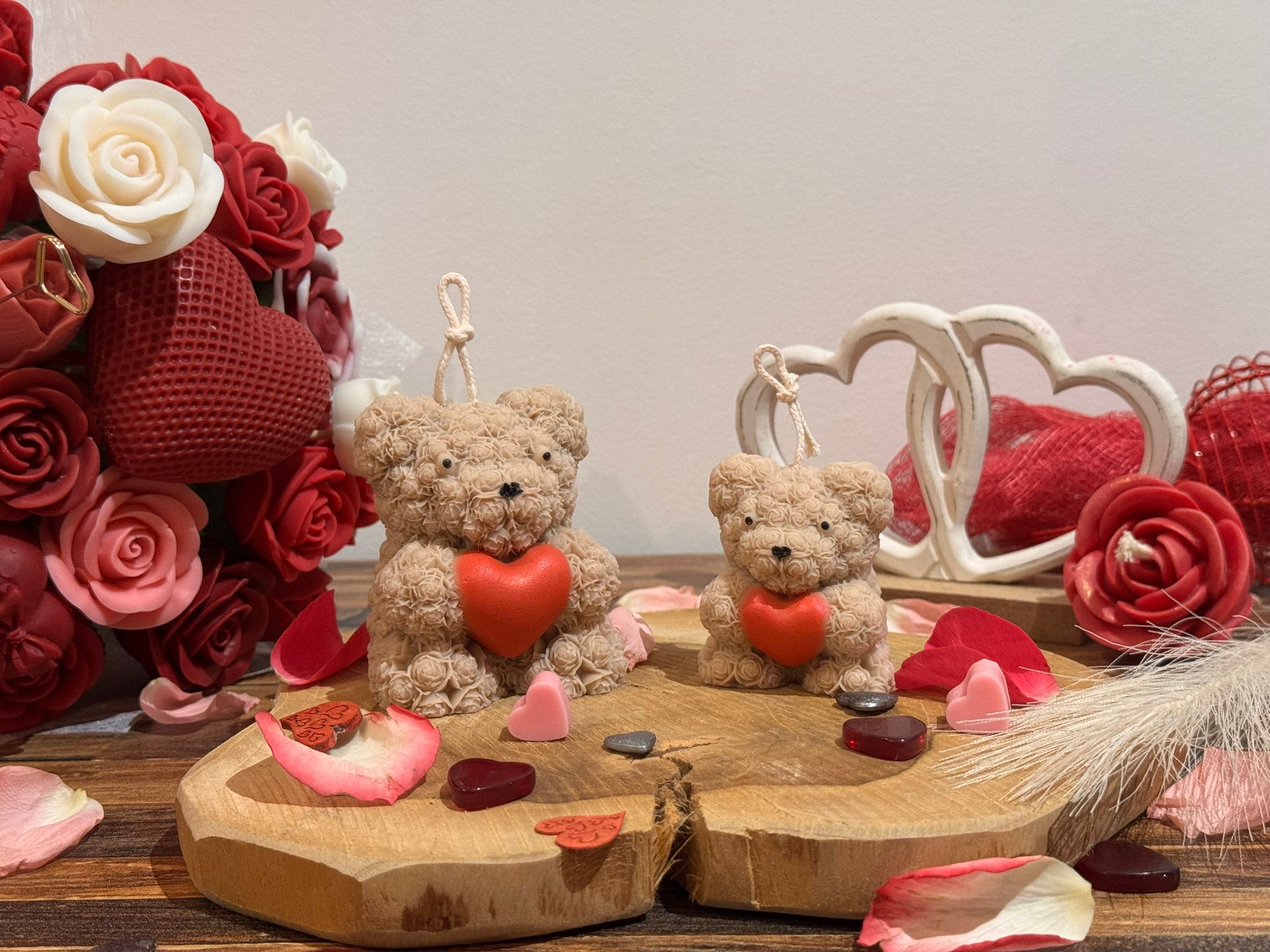 Deux ours en cire artisanales avec cœur rouge, idée cadeau romantique et décorative