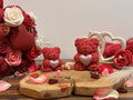 Deux ours en cire rouges artisanales avec cœur nacré, création décorative pour cadeau d’amour