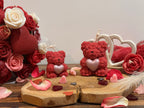 Deux ours en cire rouges artisanales avec cœur nacré, création décorative pour cadeau d’amour